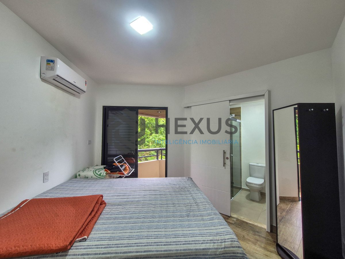 Foto 11 de Apartamento com varanda e lazer a 1 quadra da praia nas Pitangueiras, Guarujá
