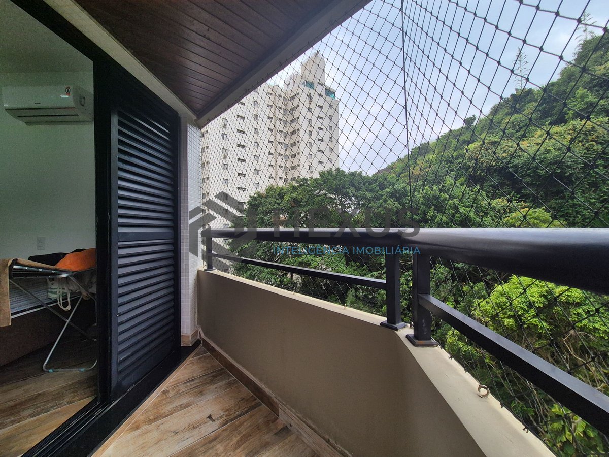 Foto 17 de Apartamento com varanda e lazer a 1 quadra da praia nas Pitangueiras, Guarujá