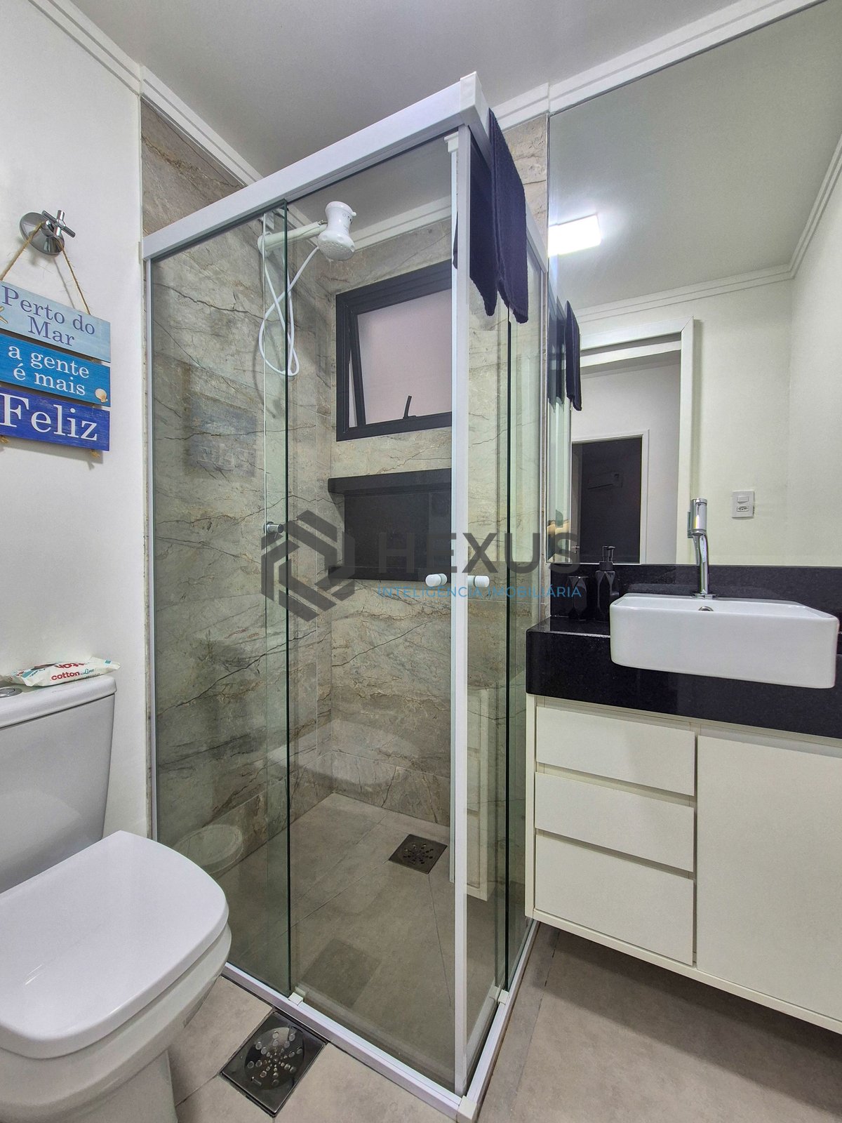 Foto 25 de Apartamento com varanda e lazer a 1 quadra da praia nas Pitangueiras, Guarujá