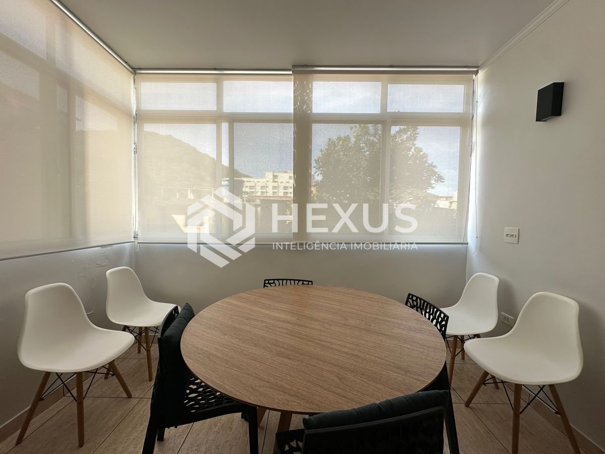 Foto 3 de Apartamento reformado com varanda a 2 quadras da praia na Enseada, Guarujá