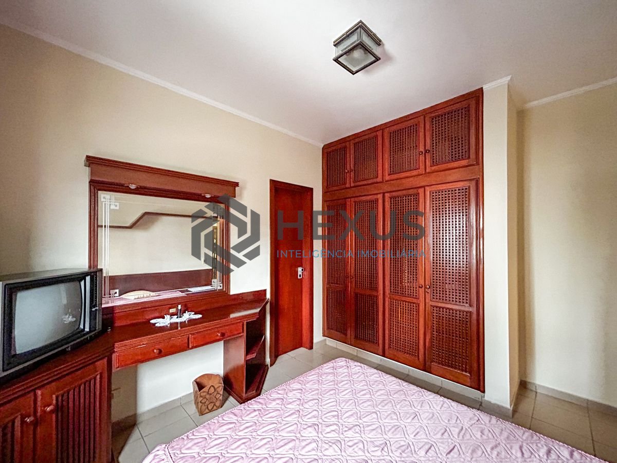 Foto 10 de Apartamento com varanda a 250m da praia na Enseada, Guarujá