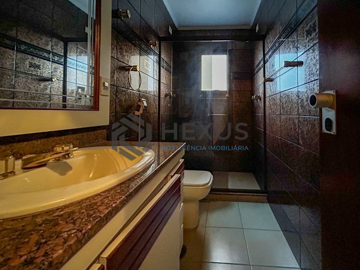 Foto 18 de Apartamento com varanda a 250m da praia na Enseada, Guarujá