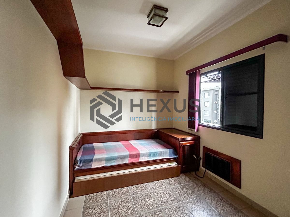 Foto 19 de Apartamento com varanda a 250m da praia na Enseada, Guarujá