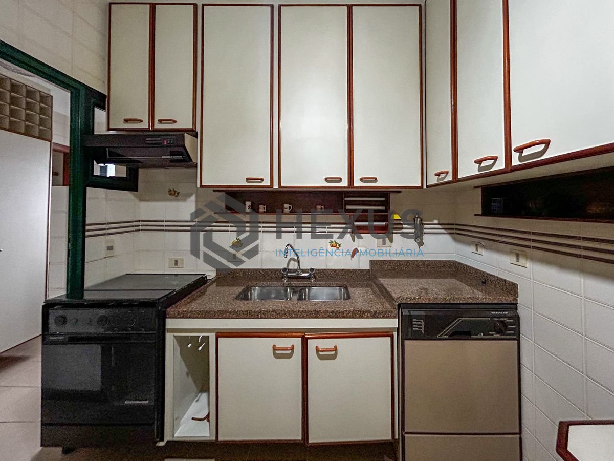 Foto 23 de Apartamento com varanda a 250m da praia na Enseada, Guarujá