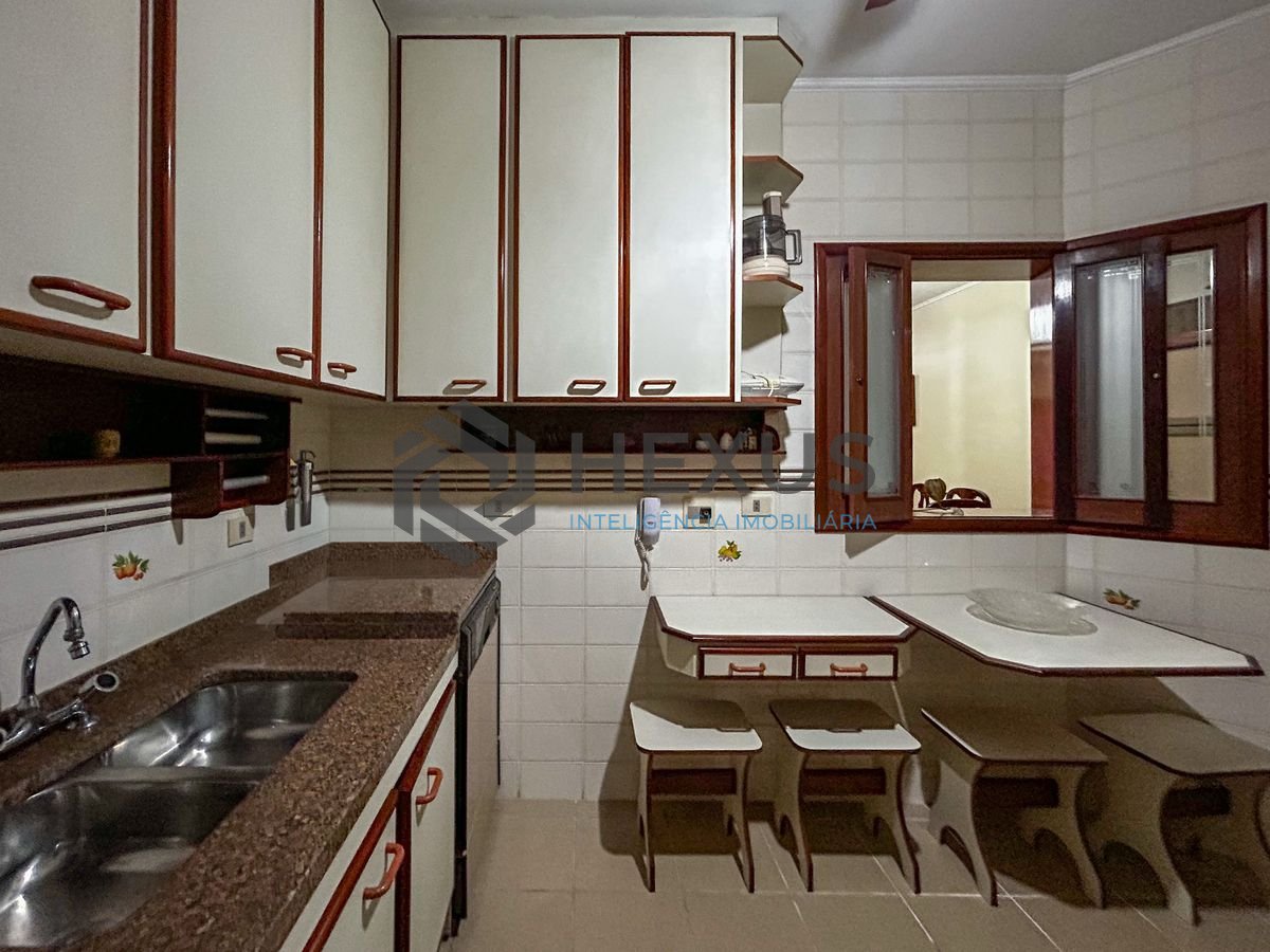 Foto 24 de Apartamento com varanda a 250m da praia na Enseada, Guarujá