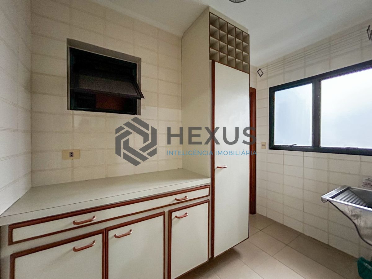 Foto 26 de Apartamento com varanda a 250m da praia na Enseada, Guarujá