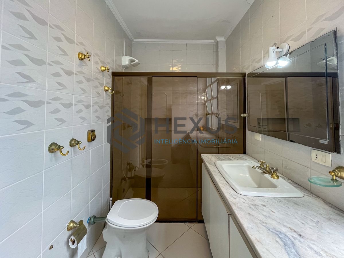Foto 33 de Apartamento reformado frente mar com varanda vista mar nas Pitangueiras, Guarujá