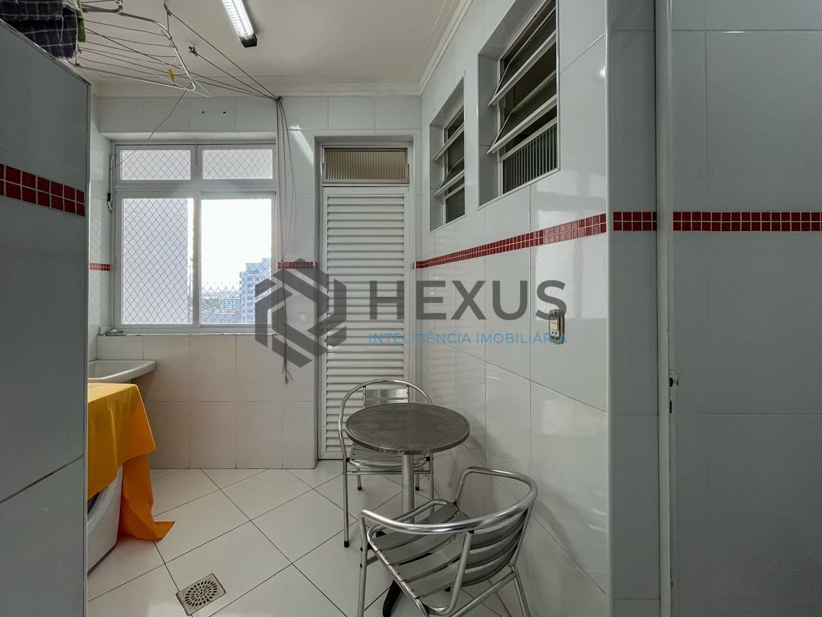 Foto 38 de Apartamento reformado frente mar com varanda vista mar nas Pitangueiras, Guarujá