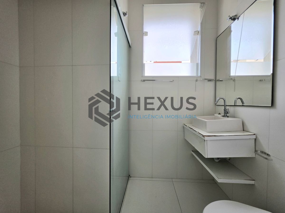Foto 14 de Apartamento reformado com varanda vista mar a 1 quadra da praia nas Pitangueiras, Guarujá