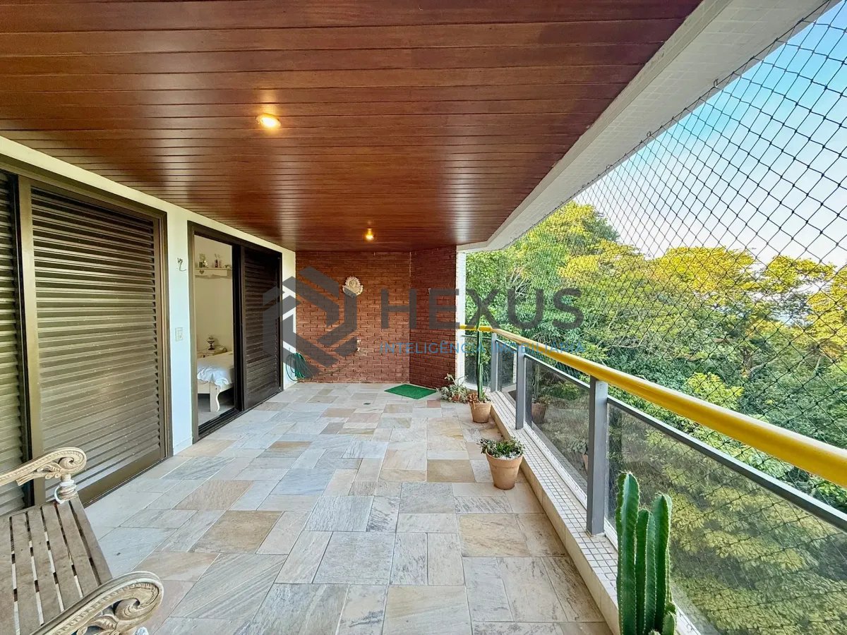 Foto 2 de Apartamento reformado com varanda vista mar e lazer na beira mar no Morro Sorotocuba na Enseada, Guarujá