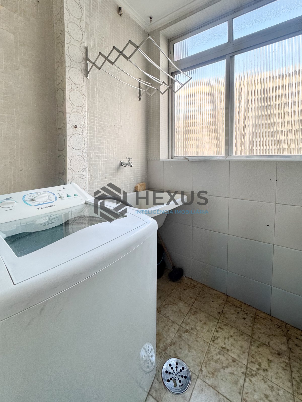Foto 15 de Apartamento com varanda vista mar a 2 quadras da praia nas Pitangueiras, Guarujá