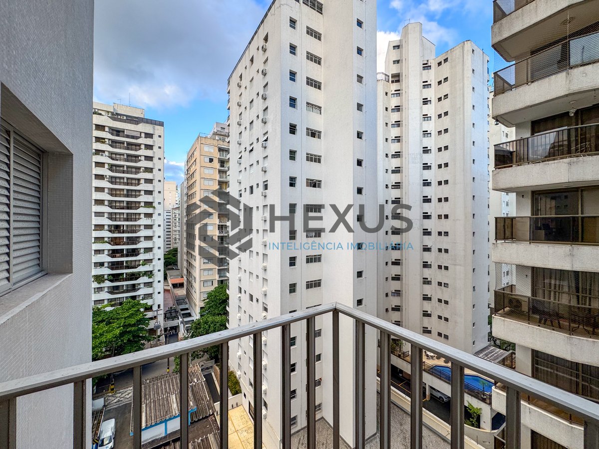 Foto 3 de Apartamento com varanda vista mar a 2 quadras da praia nas Pitangueiras, Guarujá