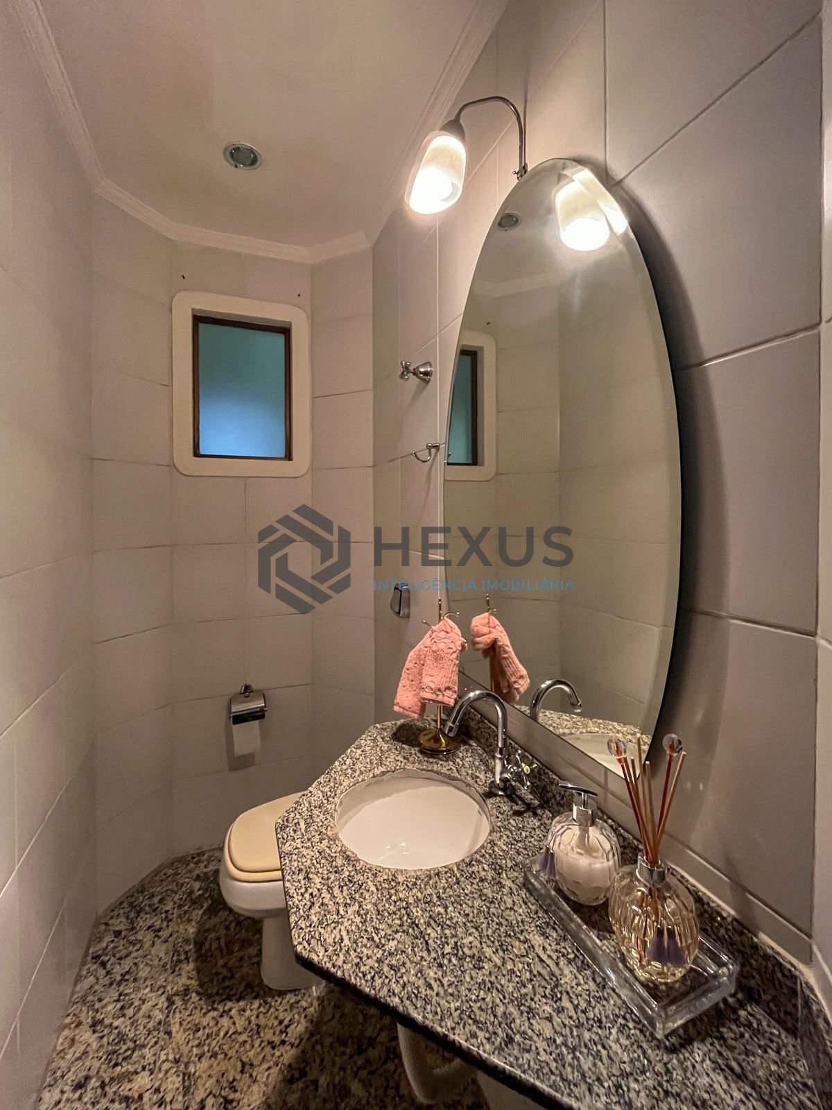 Foto 13 de Apartamento com varanda gourmet e lazer a 300m da praia nas Pitangueiras, Guarujá