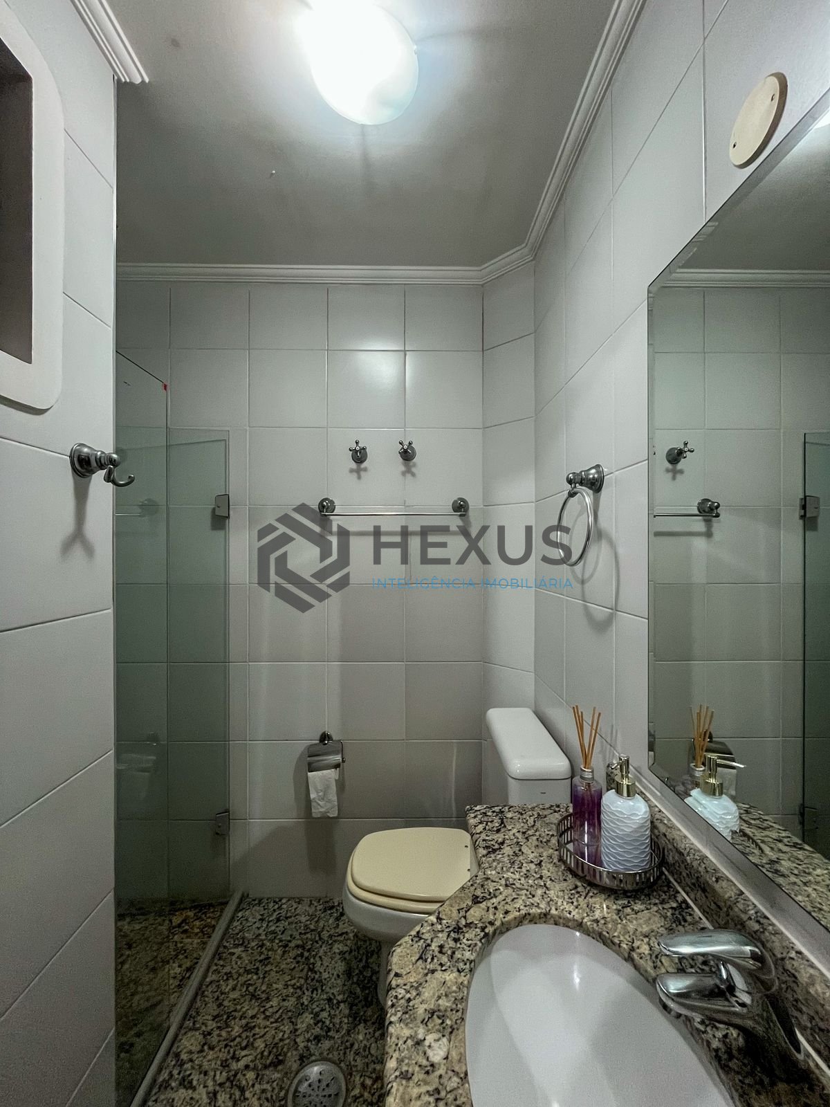 Foto 18 de Apartamento com varanda gourmet e lazer a 300m da praia nas Pitangueiras, Guarujá