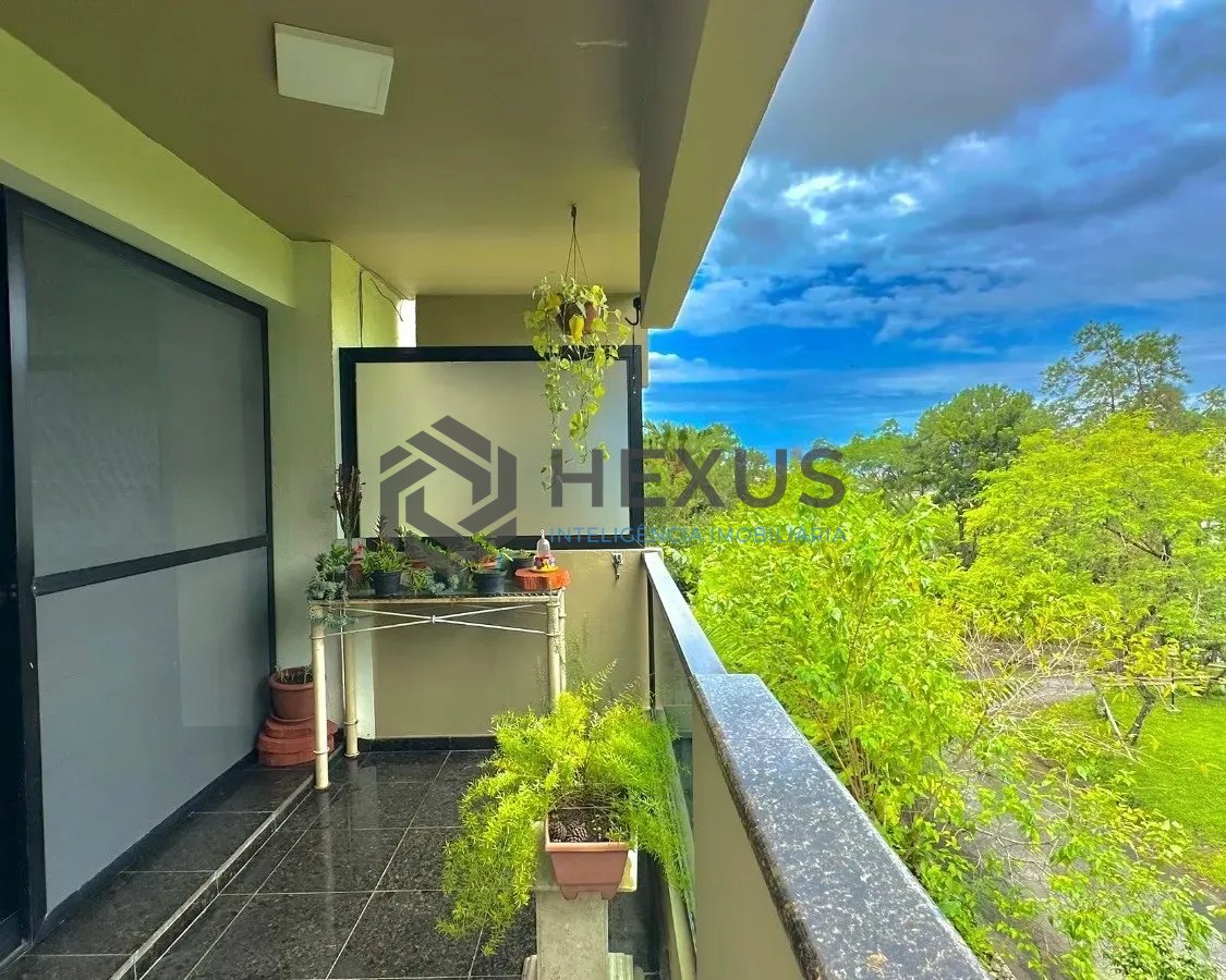 Foto 3 de Apartamento Duplex reformado com varanda e lazer a 600m da praia na Enseada, Guarujá