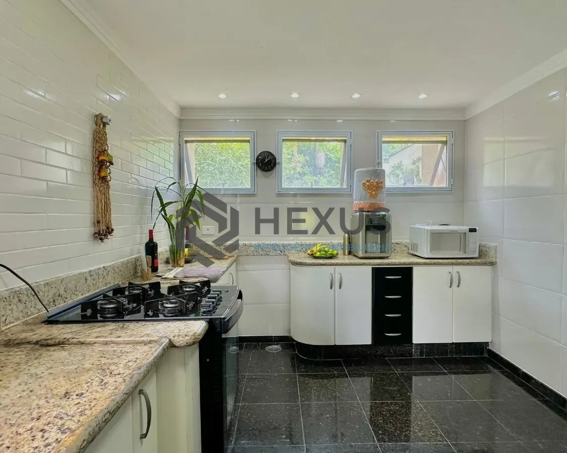 Foto 10 de Apartamento Duplex reformado com varanda e lazer a 600m da praia na Enseada, Guarujá
