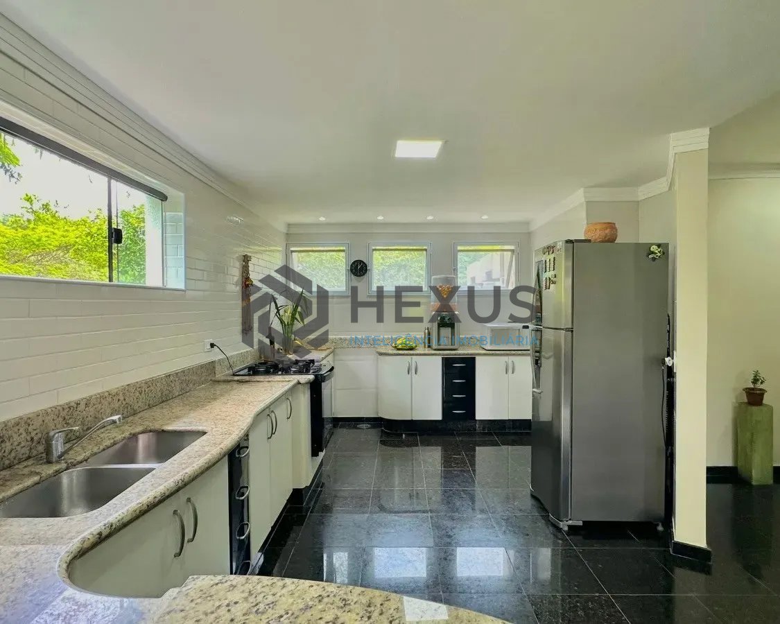 Foto 12 de Apartamento Duplex reformado com varanda e lazer a 600m da praia na Enseada, Guarujá
