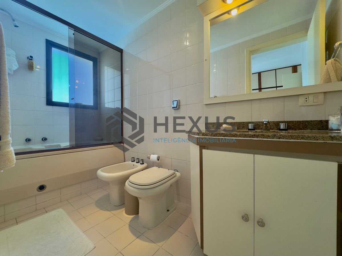 Foto 15 de Apartamento com varanda a 2 quadras da praia nas Pitangueiras, Guarujá