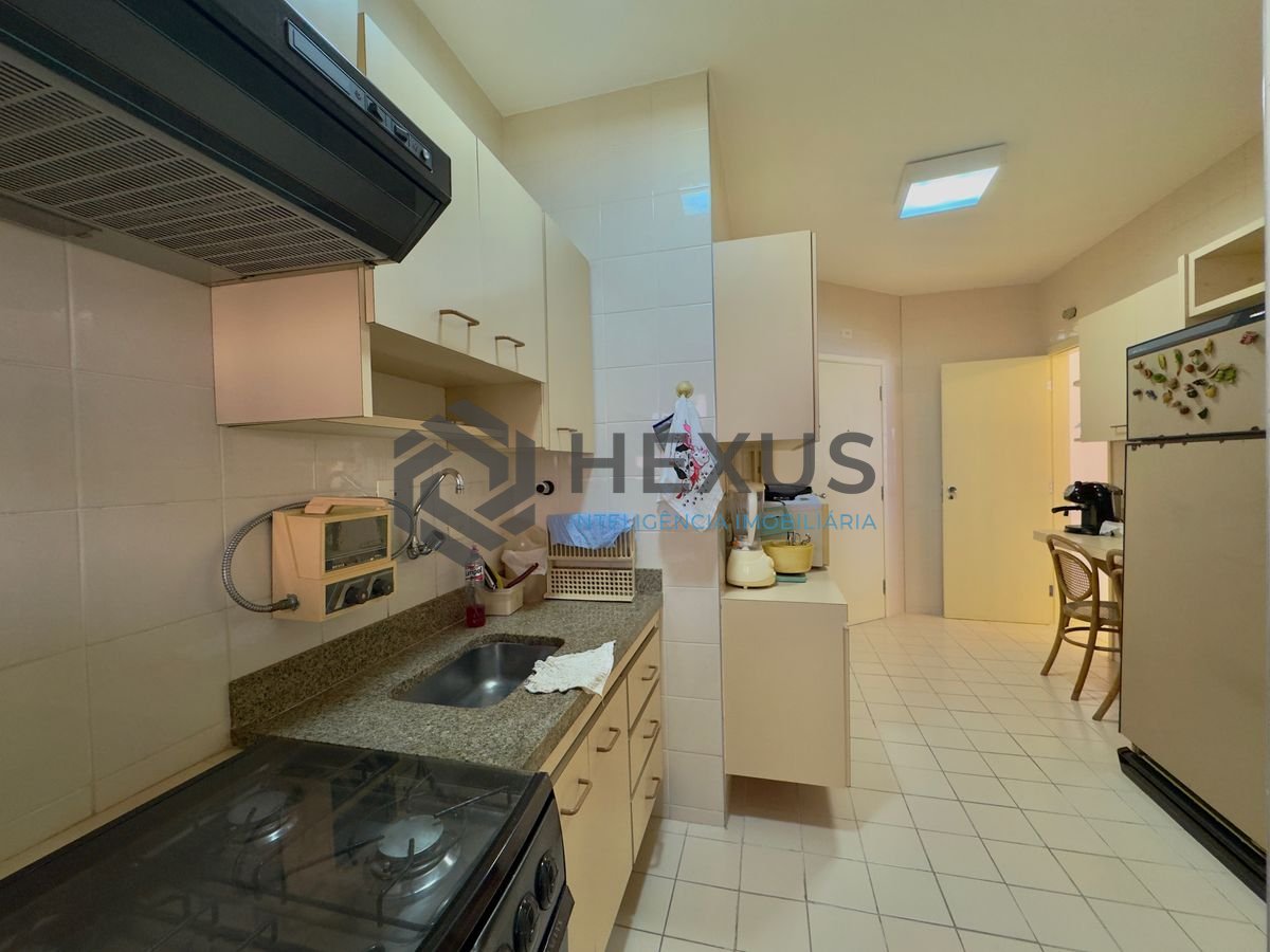 Foto 19 de Apartamento com varanda a 2 quadras da praia nas Pitangueiras, Guarujá
