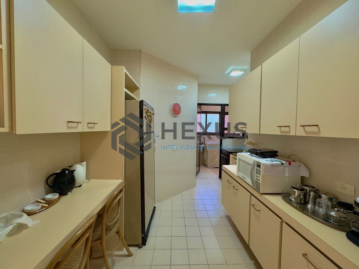 Foto 20 de Apartamento com varanda a 2 quadras da praia nas Pitangueiras, Guarujá