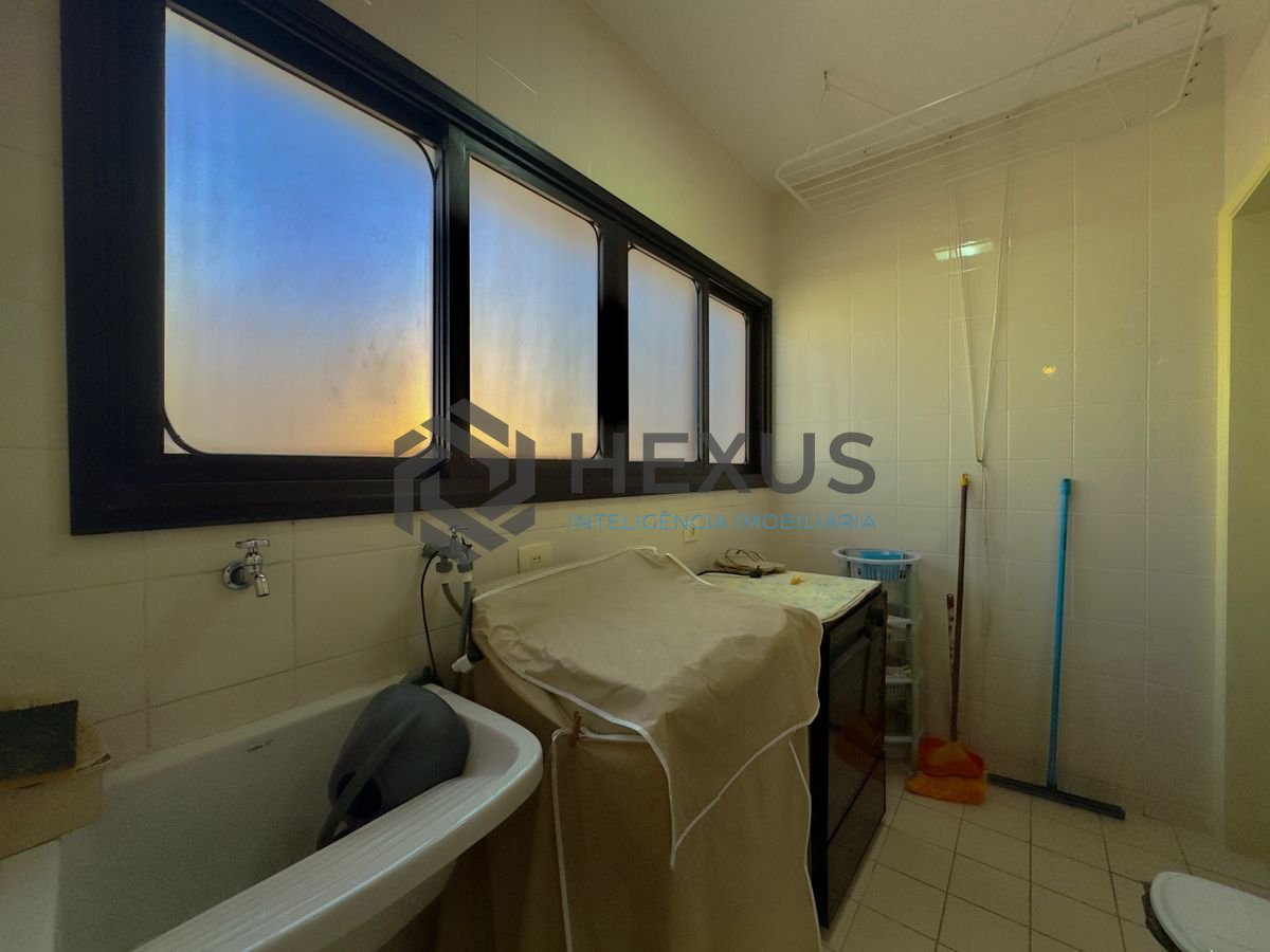 Foto 23 de Apartamento com varanda a 2 quadras da praia nas Pitangueiras, Guarujá