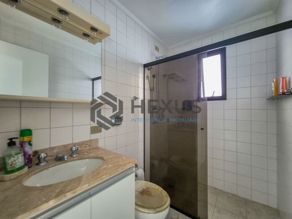 Foto 12 de Apartamento com varanda e lazer a 1 quadra da praia nas Pitangueiras, Guarujá