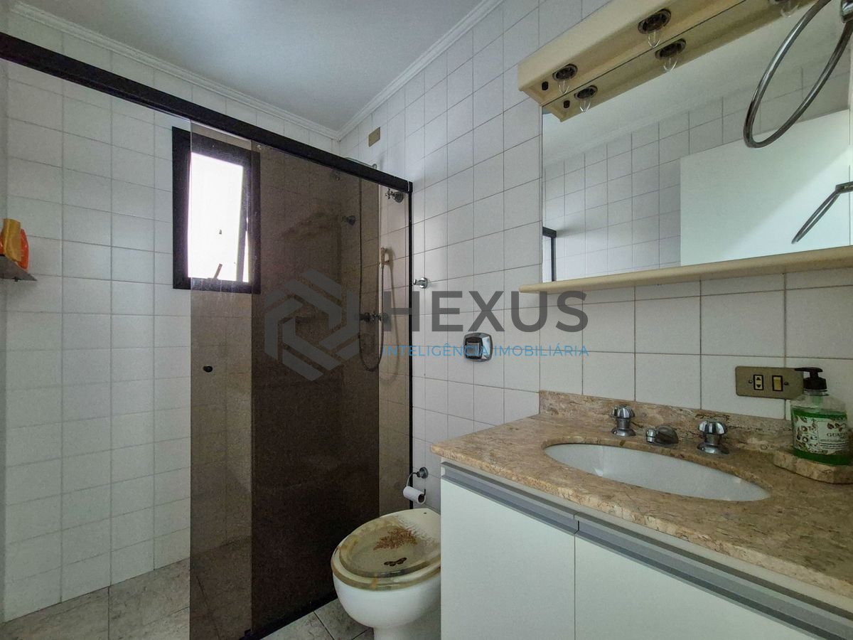 Foto 13 de Apartamento com varanda e lazer a 1 quadra da praia nas Pitangueiras, Guarujá