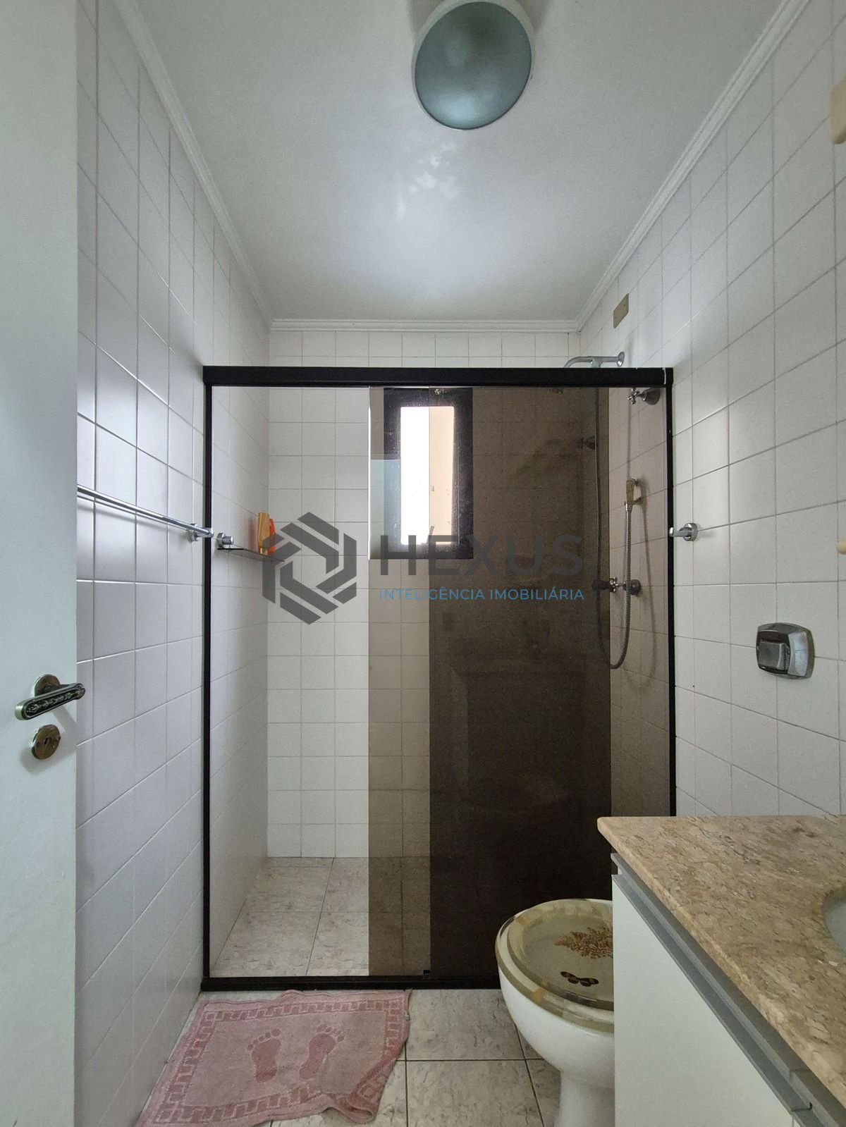 Foto 14 de Apartamento com varanda e lazer a 1 quadra da praia nas Pitangueiras, Guarujá