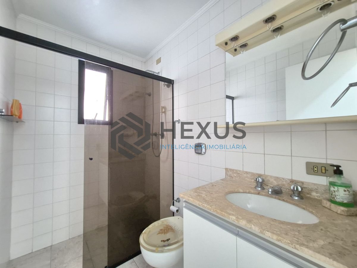 Foto 15 de Apartamento com varanda e lazer a 1 quadra da praia nas Pitangueiras, Guarujá