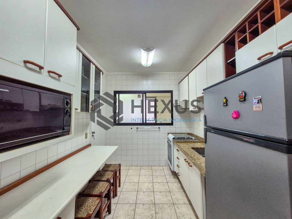 Foto 19 de Apartamento com varanda e lazer a 1 quadra da praia nas Pitangueiras, Guarujá