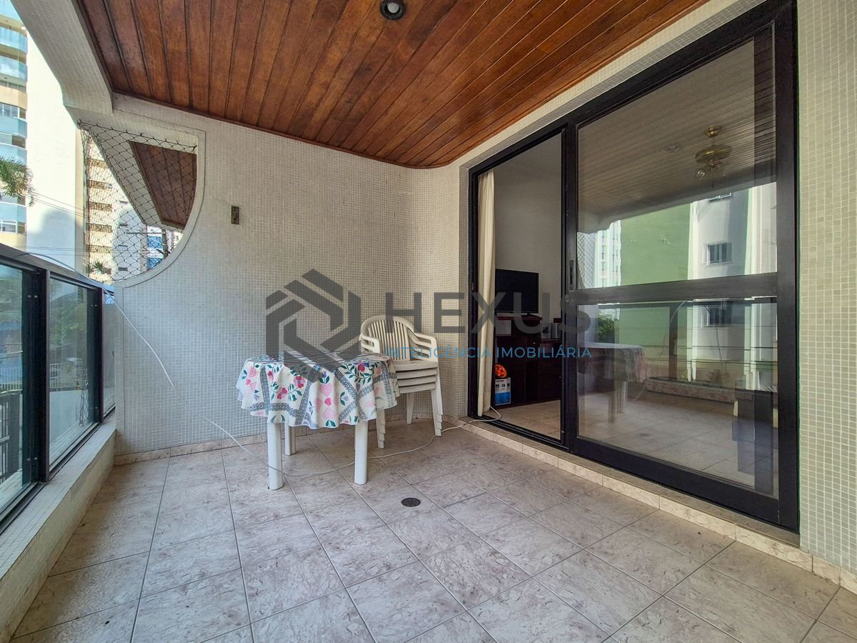 Foto 5 de Apartamento com varanda e lazer a 1 quadra da praia nas Pitangueiras, Guarujá