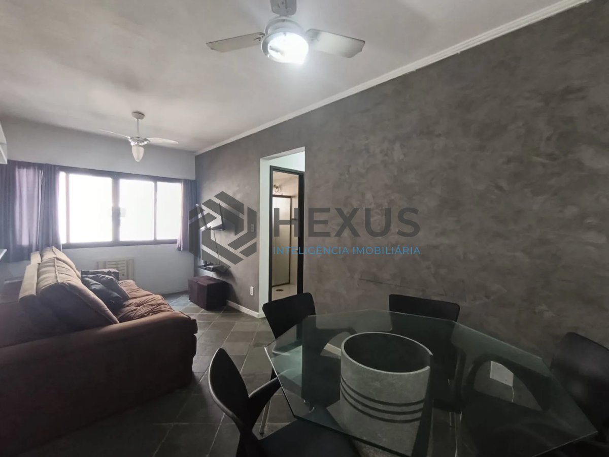 Foto 2 de Apartamento reformado com varanda e lazer a 600m da praia na Enseada, Guarujá