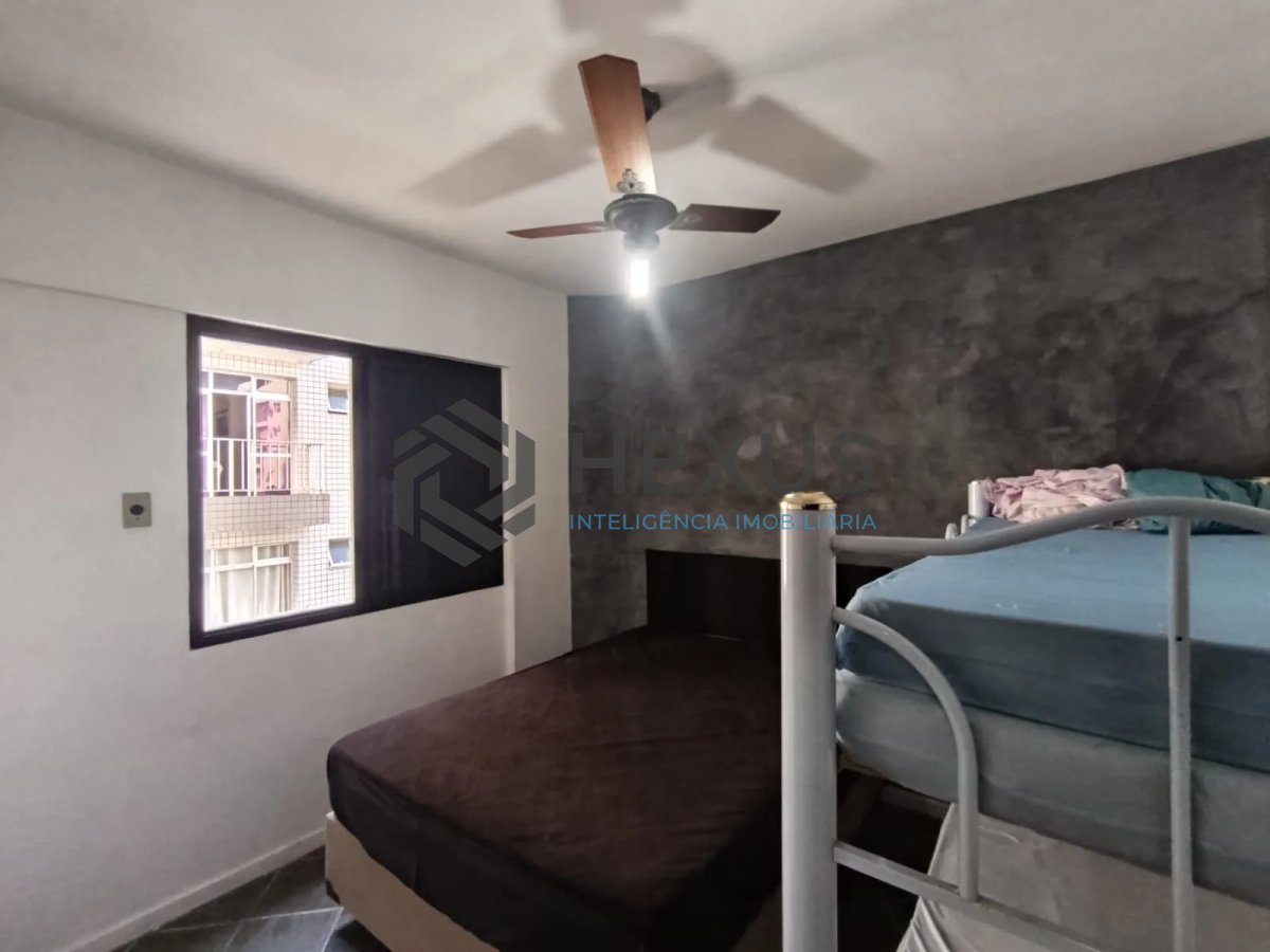 Foto 11 de Apartamento reformado com varanda e lazer a 600m da praia na Enseada, Guarujá