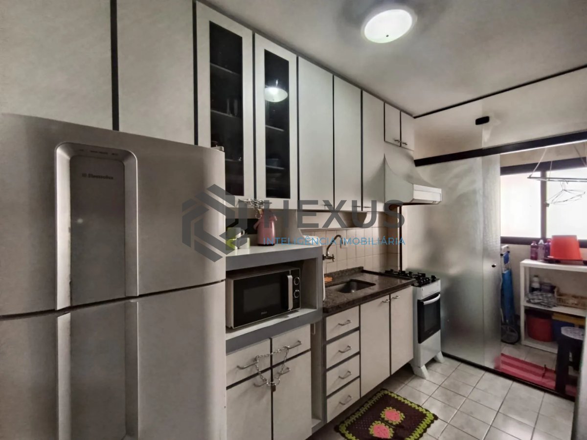 Foto 14 de Apartamento reformado com varanda e lazer a 600m da praia na Enseada, Guarujá