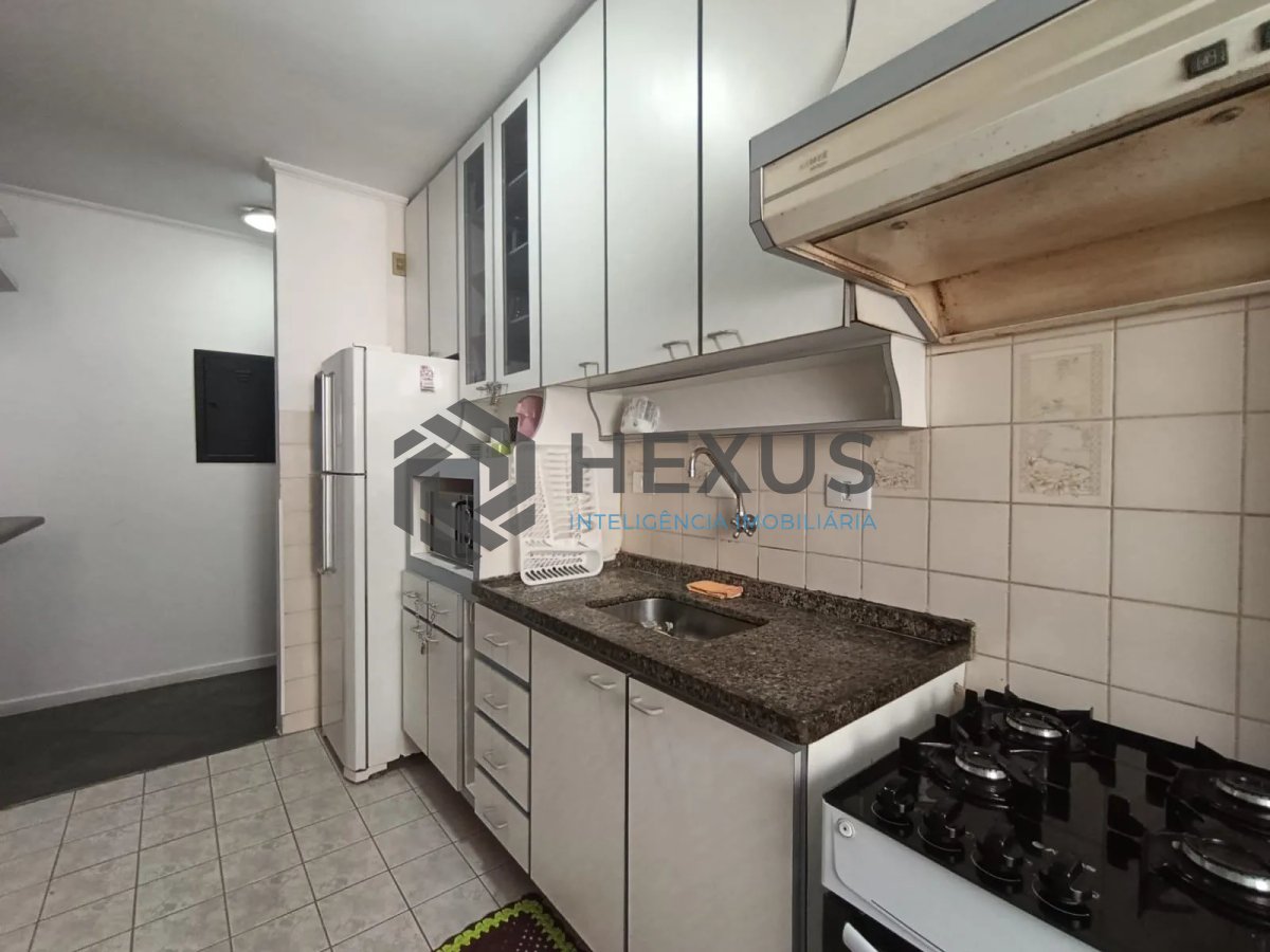 Foto 15 de Apartamento reformado com varanda e lazer a 600m da praia na Enseada, Guarujá