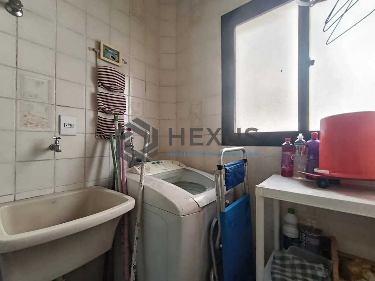 Foto 16 de Apartamento reformado com varanda e lazer a 600m da praia na Enseada, Guarujá
