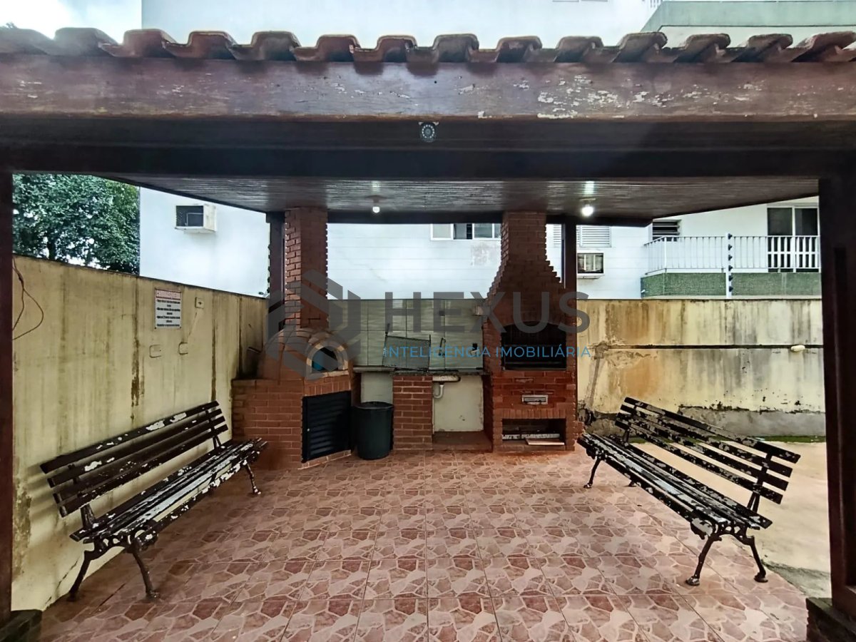 Foto 20 de Apartamento reformado com varanda e lazer a 600m da praia na Enseada, Guarujá