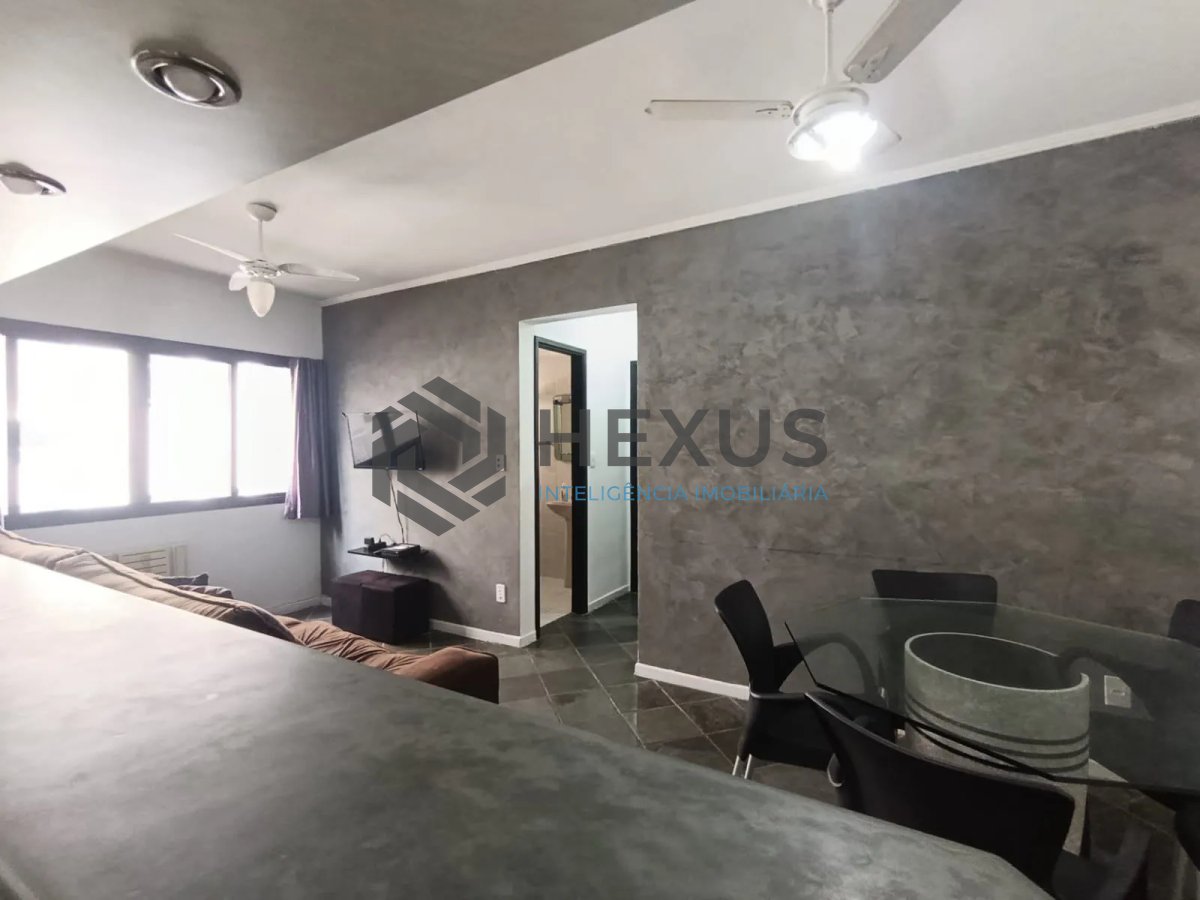 Foto 3 de Apartamento reformado com varanda e lazer a 600m da praia na Enseada, Guarujá