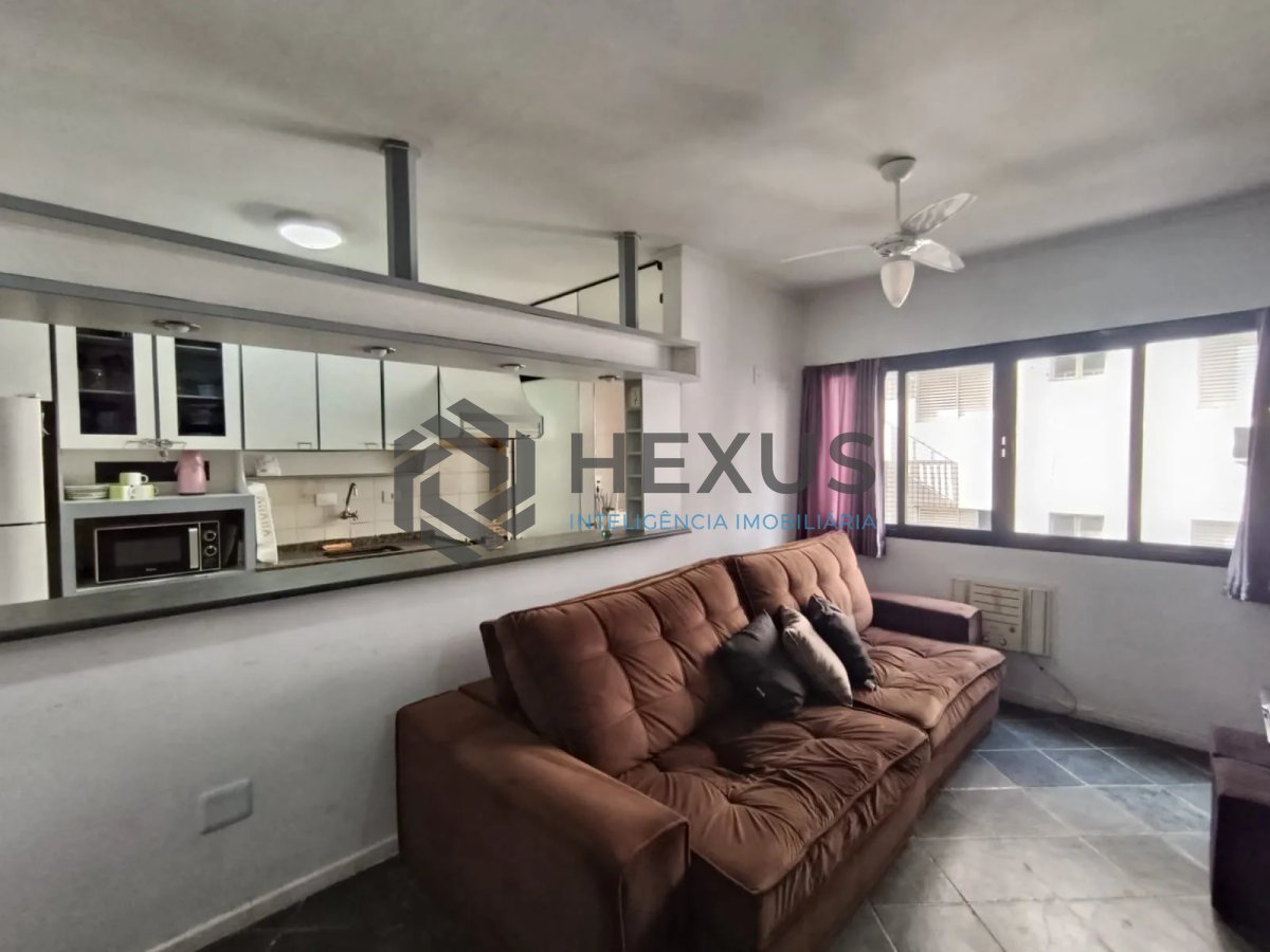 Foto 4 de Apartamento reformado com varanda e lazer a 600m da praia na Enseada, Guarujá