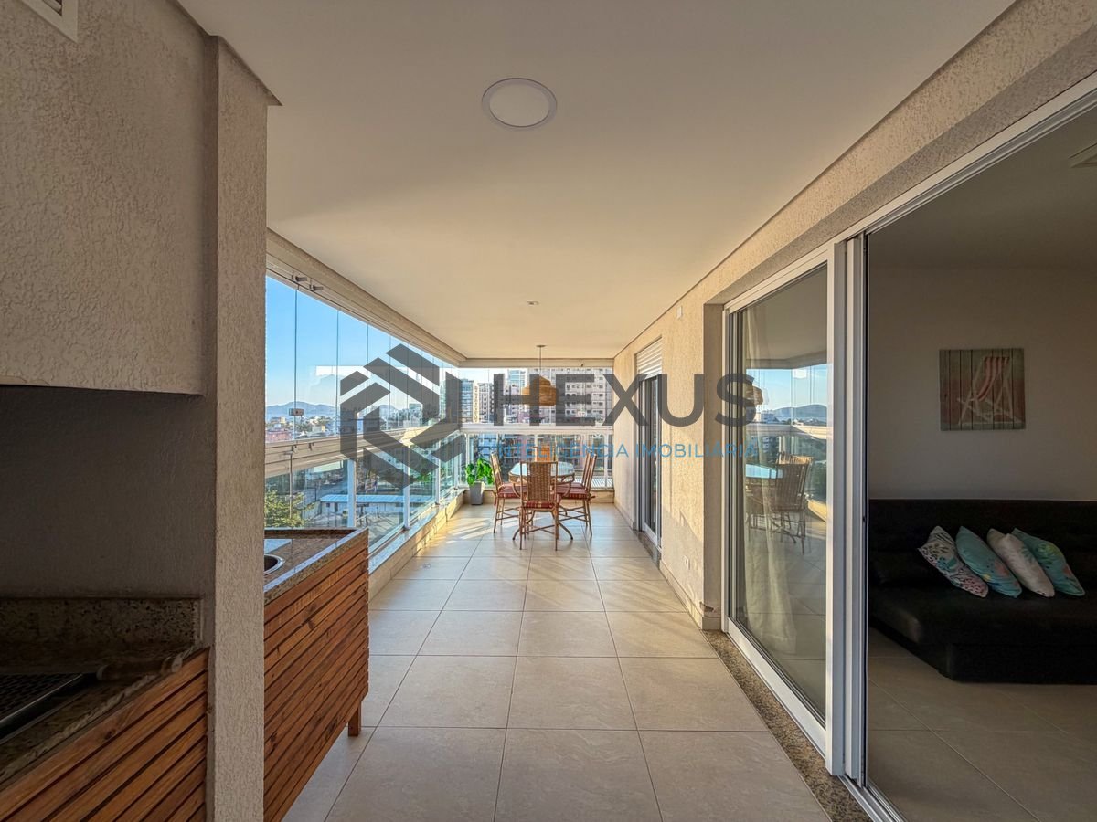 Foto 2 de Apartamento reformado com varanda gourmet vista mar a 400m da praia na região do Jardim Centenário na Enseada, Guarujá