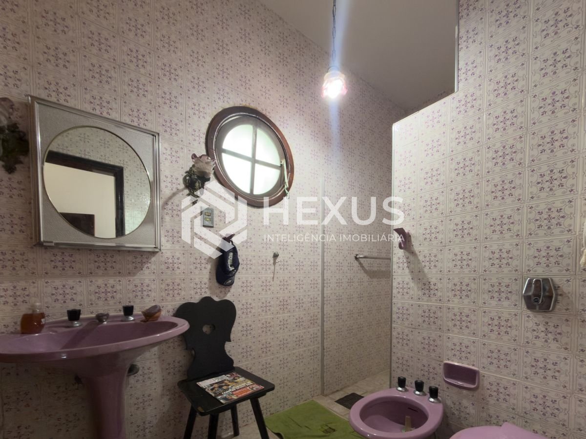 Foto 5 de Casa com varanda piscina e área gourmet a 200m da praia na Enseada, Guarujá