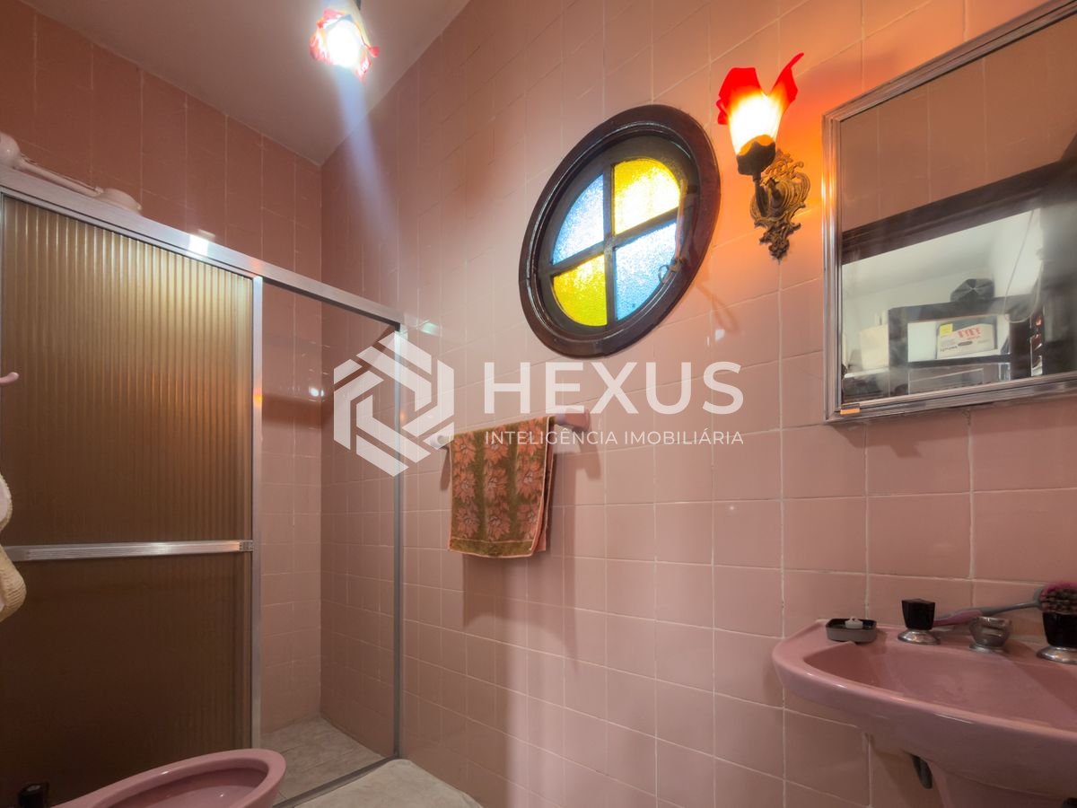 Foto 3 de Casa com varanda piscina e área gourmet a 200m da praia na Enseada, Guarujá