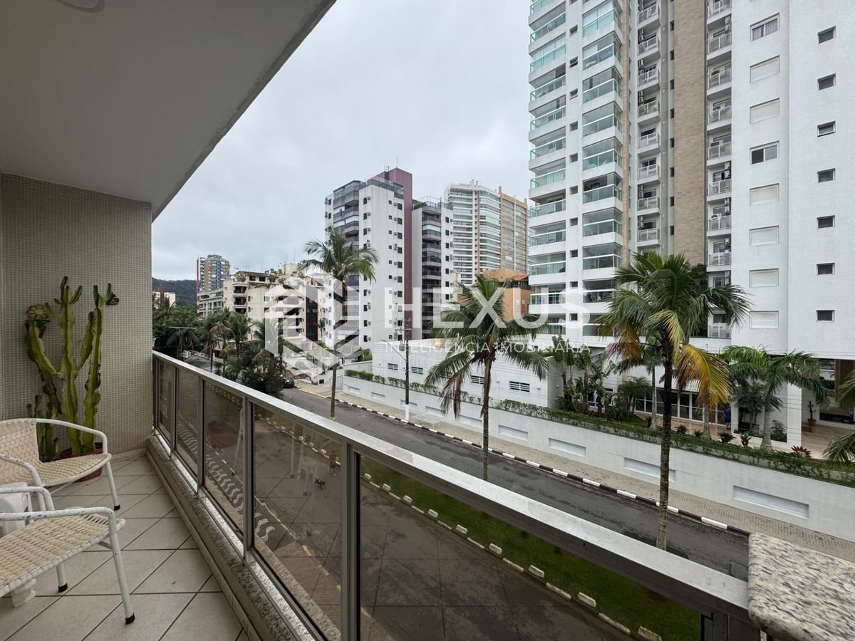 Foto 3 de Apartamento reformado com varanda a 200m da praia na Enseada, Guarujá