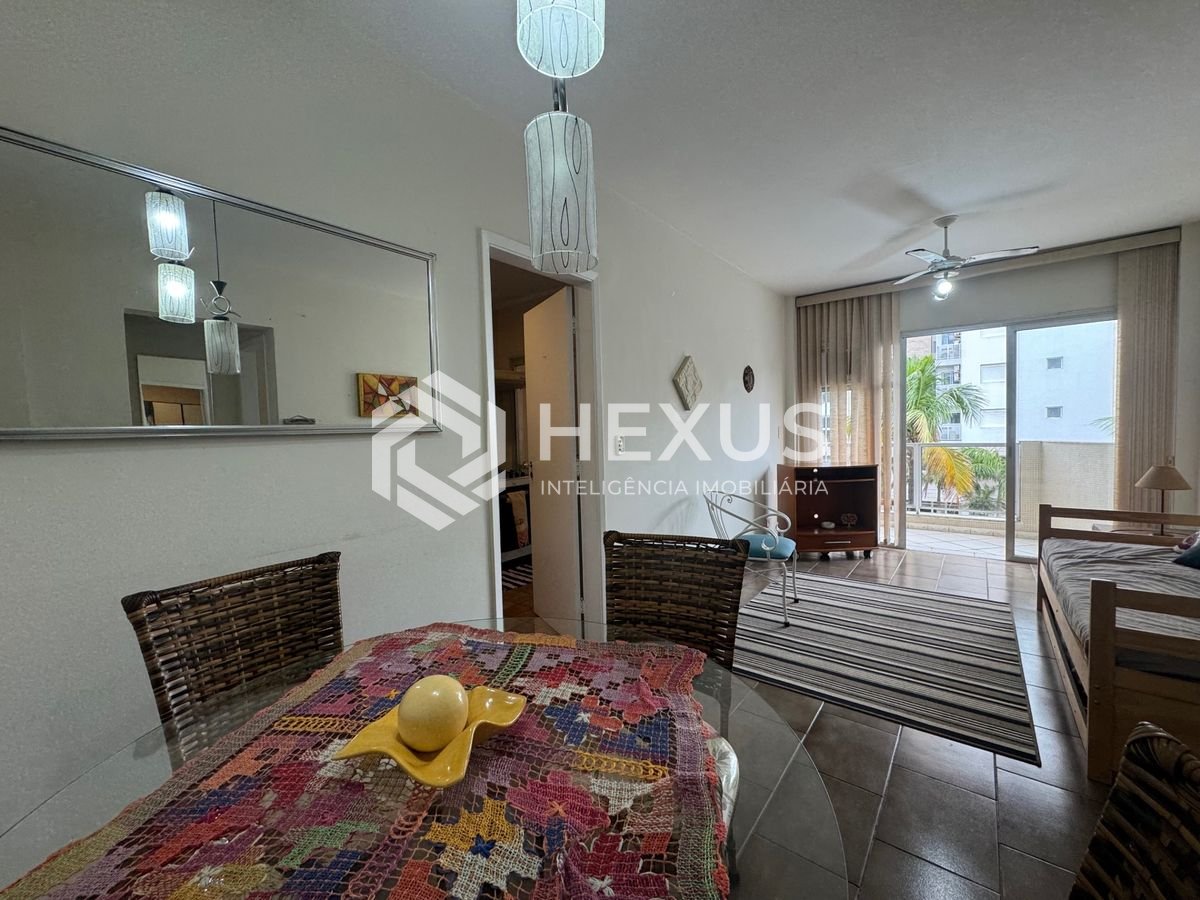 Foto 4 de Apartamento reformado com varanda a 200m da praia na Enseada, Guarujá