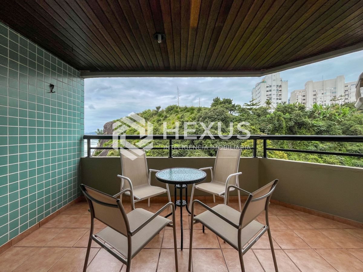 Foto 3 de Apartamento com varanda e lazer a 1 quadra da praia nas Pitangueiras, Guarujá