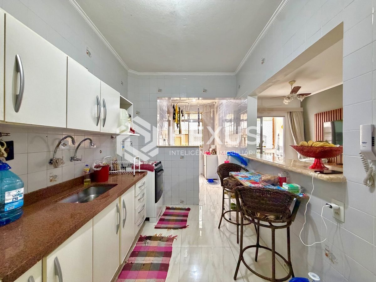 Foto 4 de Apartamento com varanda a 400m da praia no Jardim Astúrias, Guarujá