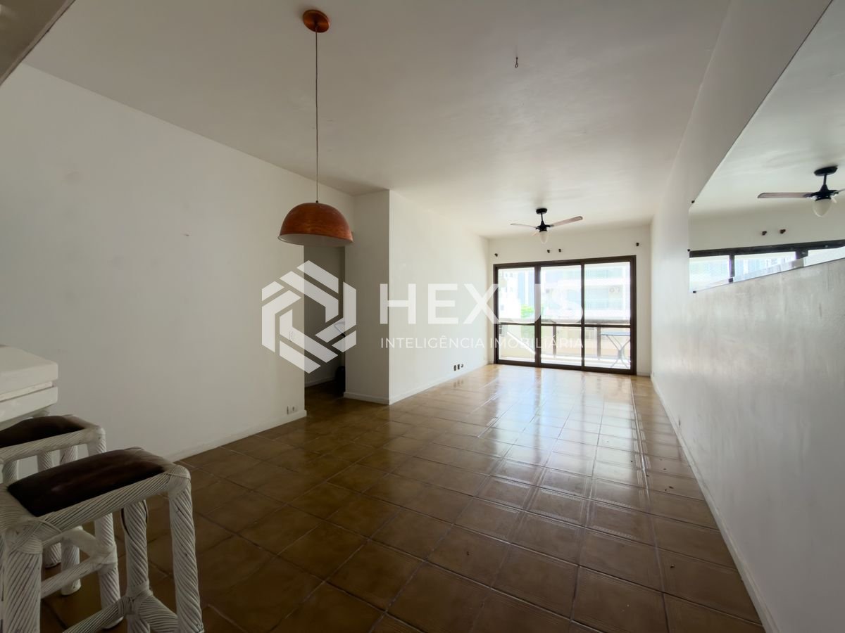 Apartamento com varanda e lazer a 150m da praia nas Pitangueiras, Guarujá