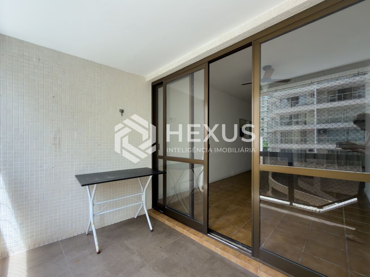 Foto 2 de Apartamento com varanda e lazer a 150m da praia nas Pitangueiras, Guarujá
