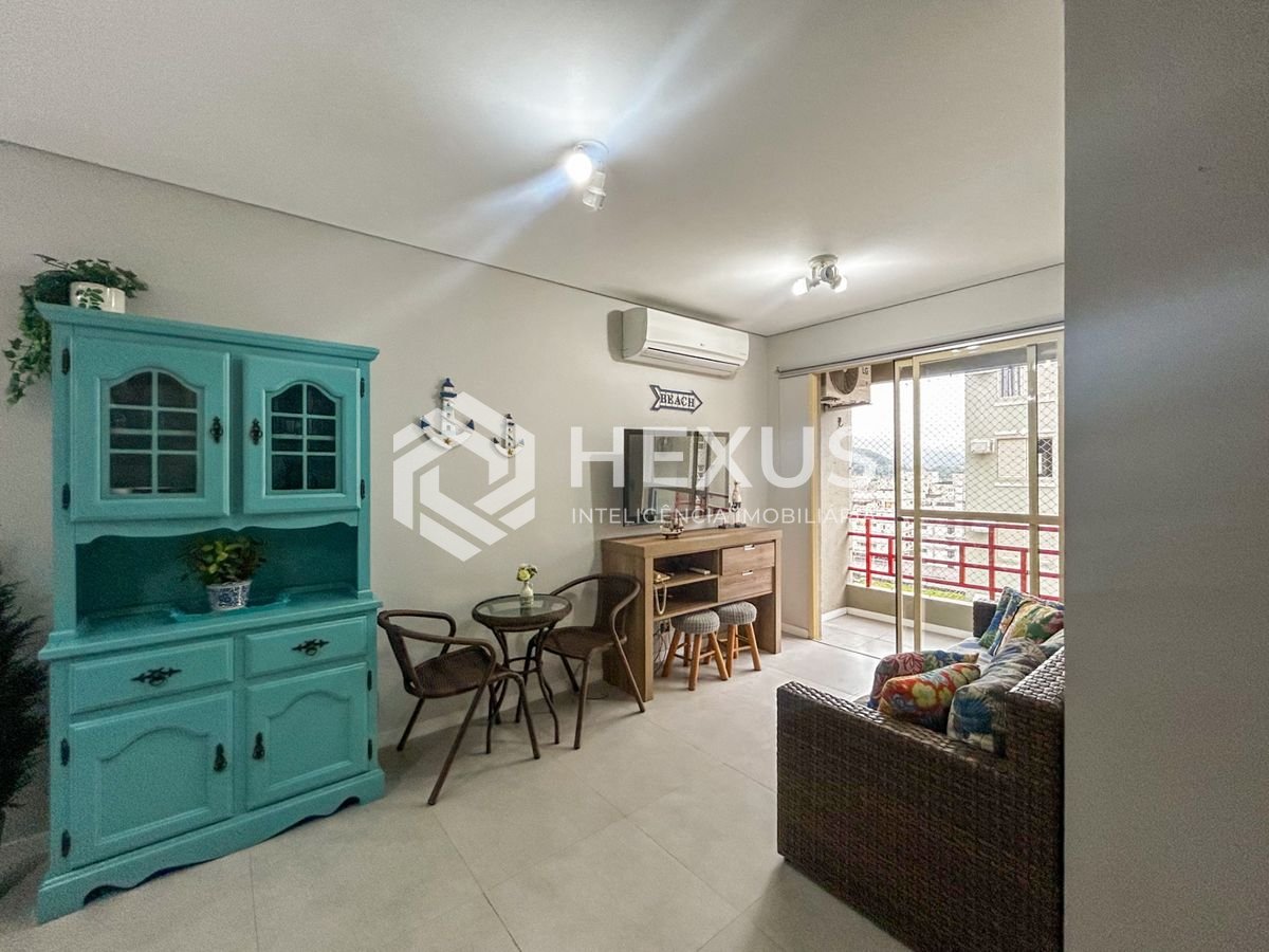 Foto 2 de Apartamento reformado com varanda e lazer a 400m da praia na Enseada, Guarujá