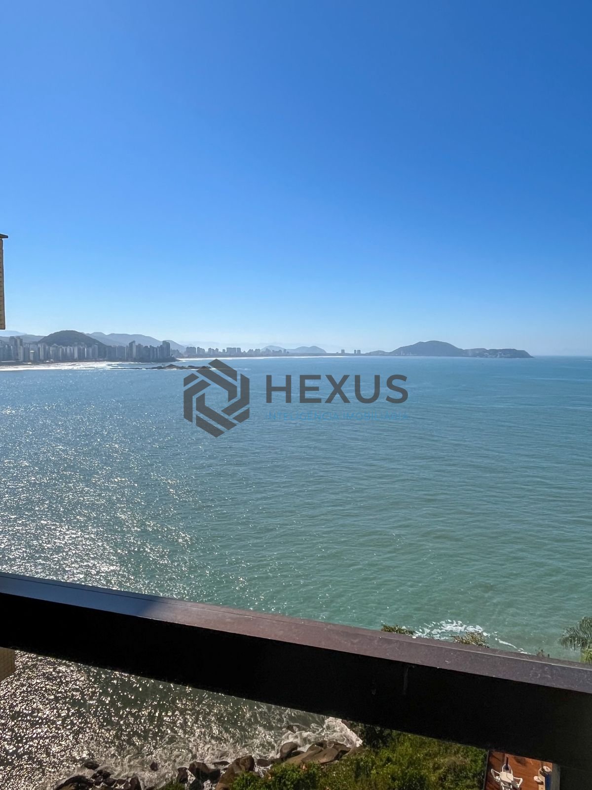 Foto 16 de Apartamento frente mar com varanda vista mar e lazer na região do Canto das Galhetas no Jardim Astúrias, Guarujá